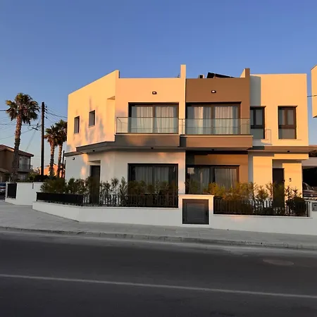 - Sleeps 6 - Near Local Attractions *