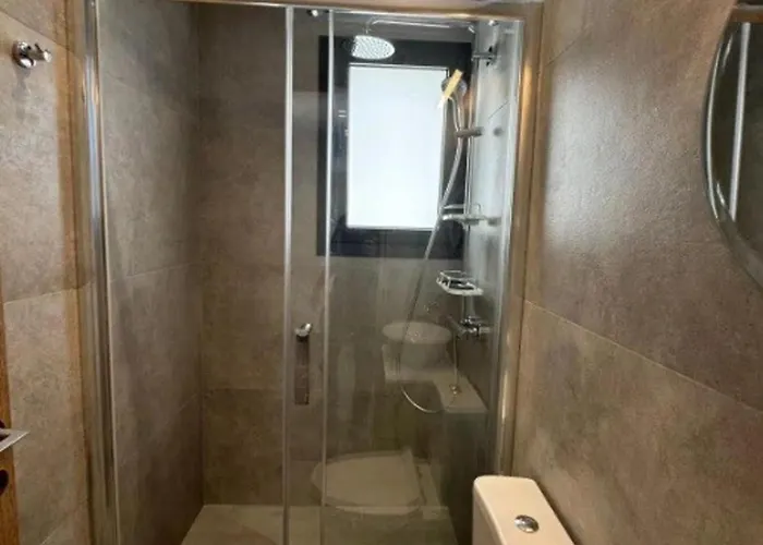 Vila - Sleeps 6 - Near Local Attractions *