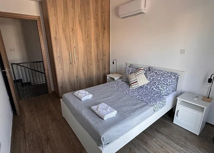 - Sleeps 6 - Near Local Attractions *